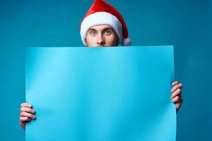 emotional Mann im ein Santa Hut halten ein Banner Urlaub isoliert Hintergrund foto