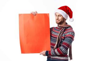 heiter Mann rot Papier Plakatwand Werbung Weihnachten Licht Hintergrund foto