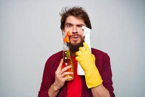 emotional Mann Reinigung Bedienung Lebensstil Waschmittel abgeschnitten Aussicht foto