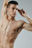 sportlich Körperbau jung männlich nackt Torso grau Hintergrund Porträt abgeschnitten Aussicht foto