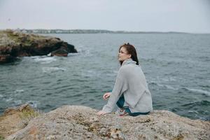 schön Frau lange Haar Natur Felsen Küste Landschaft weiblich entspannend foto