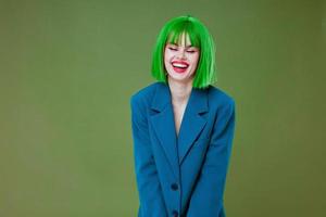 Porträt von ein charmant Dame attraktiv aussehen Grün Perücke Blau Jacke posieren Farbe Hintergrund unverändert foto