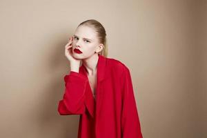 glamourös Frau bilden im rot Jacke Studio Modell- unverändert foto