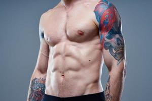 sexy Sportler mit ein aufgepumpt Torso Bizeps Bodybuilder Fitness Drücken Sie Modell- foto