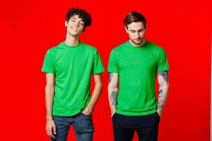 zwei Männer im Grün T-Shirts drei Kader Emotionen Spaß foto