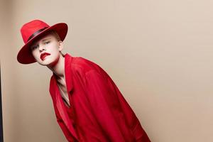 modisch Frau rot Jacke und Hut rot Lippen Mode Lebensstil posieren foto