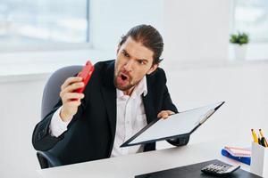 Büro Arbeiter Arbeit Emotionen im Vorderseite von Laptop Kommunikation Boss foto