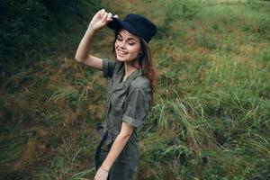 Porträt von ein Frau heiter Lächeln schwarz Deckel Natur frisch Luft Sommer- foto