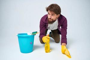 Reiniger auf das Fußboden mit ein Blau Eimer Hausaufgaben Lebensstil Fachmann foto