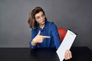 Geschäft Frau tragen Brille sitzt beim das Tabelle leer Blatt Kopieren Raum foto