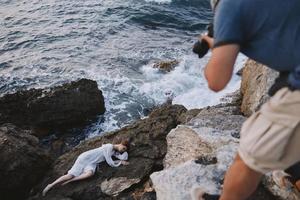 Frau Lügen auf ein Stein in der Nähe von das Meer Natur Landschaft foto