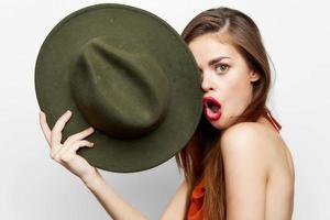 emotional Frau mit Hut mit ein überrascht Ausdruck, Luxus Modell- foto