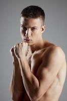 attraktiv Mann mit prall Arm Muskeln Boxer Bodybuilder foto