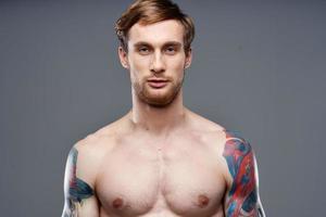 Mann mit Tätowierungen nackt Torso Bodybuilder Telefon Porträt foto