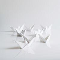 Führung Konzept mit Weiß Papier Schiff führen unter Weiß. generativ ai. foto
