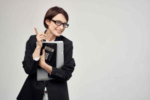 weiblich Manager mit Brille Selbstvertrauen Licht Hintergrund foto