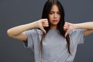 ziemlich Frau im ein T-Shirt und Jeans posieren Jugend Stil isoliert Hintergrund foto