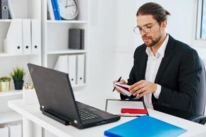 Mann im ein passen Telefon Laptop Arbeit Emotionen Exekutive foto