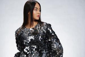 jung Frau glänzend Jacke Mode posieren Luxus Studio Modell- foto