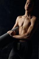 Athlet im Hose nackt Torso Fitness Matte schwarz Hintergrund foto