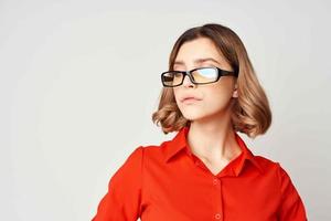 Frau im rot Hemd tragen Brille Manager Arbeit Büro foto