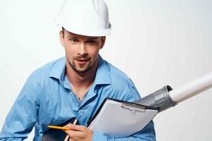 ein Ingenieur im ein Weiß Helm Zeichnungen Unterlagen Profis Arbeit foto