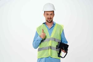 Mann im Arbeiten Uniform Gebäude vr Brille foto