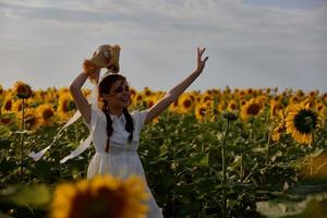 Frau mit zwei Zöpfe im ein Feld mit Blühen Sonnenblumen unverändert foto