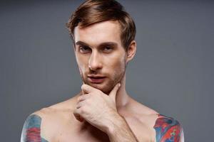 Mann mit Tätowierungen nackt Torso Bodybuilder Telefon Porträt foto