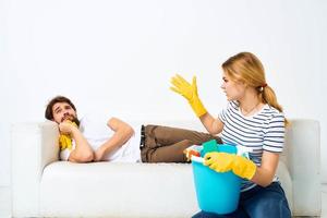 verheiratet Paar im das Zimmer tun Hausarbeit Lebensstil Dienstleistungen foto