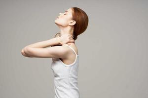 Frau halten auf zu das Hals Gesundheit Probleme Joint Studio Behandlung foto