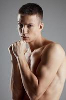 Boxer mit Faust auf grau Hintergrund Nahansicht Porträt foto