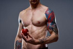 sportlich jung Mann mit muskulös Muskeln und Abs nackt Torso Apfel Gesundheit foto