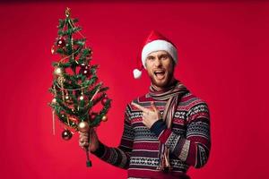 emotional Mann Weihnachten Baum Spielzeuge Dekoration Studio Lebensstil foto