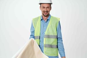 Mann im Konstruktion Uniform Blaupausen Baumeister isoliert Hintergrund foto