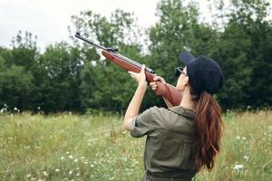 Frau auf Natur Jagd Lebensstil Ziel oben Grün Blätter foto