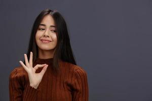 jung Frau Spaß braun Sweatshirt posieren beiläufig tragen Emotionen isoliert Hintergrund foto