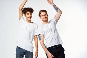 zwei Männer im Weiß T-Shirts sind Stehen Nächster zu Freundschaft Emotionen foto