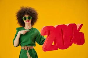 Schönheit Mode Frau Grün Kleid afro Frisur dunkel Brille zwanzig Prozent im Hände Farbe Hintergrund unverändert foto