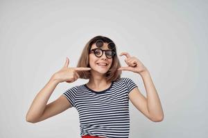 heiter modisch Frau im gestreift T-Shirt Brille posieren Sommer- foto