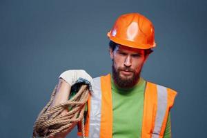 Mann im Orange Farbe schwer Arbeit Fachmann Blau Hintergrund foto