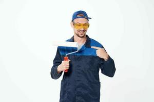 Mann im Arbeiten Uniform Zuhause Reparatur Gemälde Bedienung foto