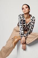 Frau im Leopard Hemd hell bilden modisch Kleider foto