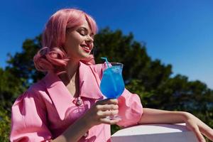 jung weiblich Trinken ein Cocktail auf das Terrasse glücklich weiblich entspannend foto