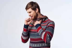 emotional Mann Sweatshirt Gesundheit Probleme Taschentuch Grippe Infektion isoliert Hintergrund foto