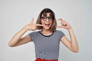 heiter modisch Frau im gestreift T-Shirt Brille posieren Sommer- foto