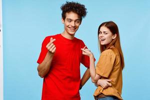 Mann und Frau im mehrfarbig T-Shirts Kommunikation Emotionen modern Stil foto