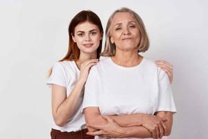 Mama und Tochter im Weiß T-Shirts Freundschaft zusammen Kommunikation foto