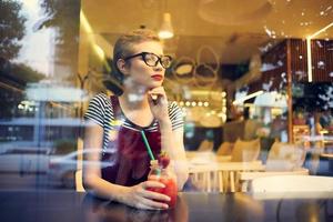 Frau Sitzung im ein Cafe mit ein Cocktail einer Lebensstil Freizeit foto