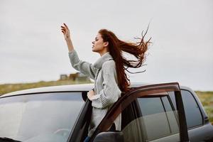 ziemlich Frau in der Nähe von Auto Reise Natur Ausflug Entspannung Konzept foto